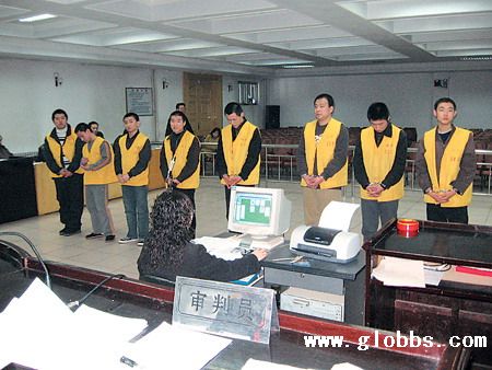 大陸記者偷拍庭審現場~~驚人一幕.jpg