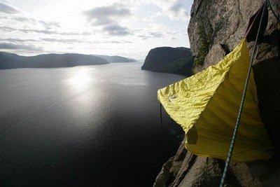 extreme_hanging_tents_05.jpg