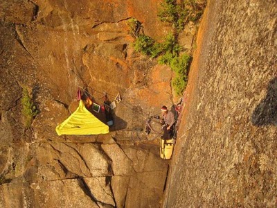 extreme_hanging_tents_06.jpg