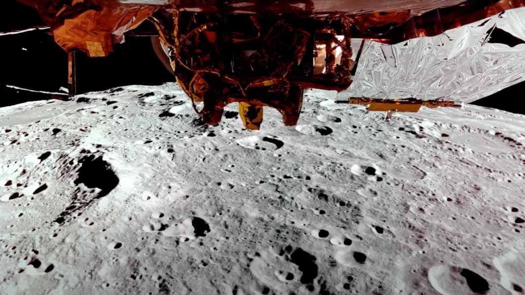 BlueGhost_lunar1067.jpg