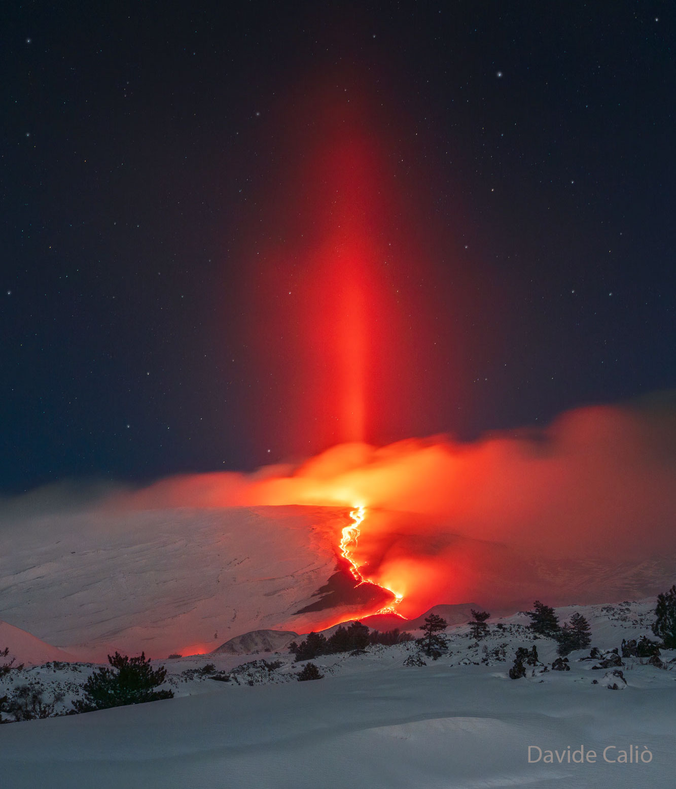 LightPillarVolcano_Calio_1333.jpg