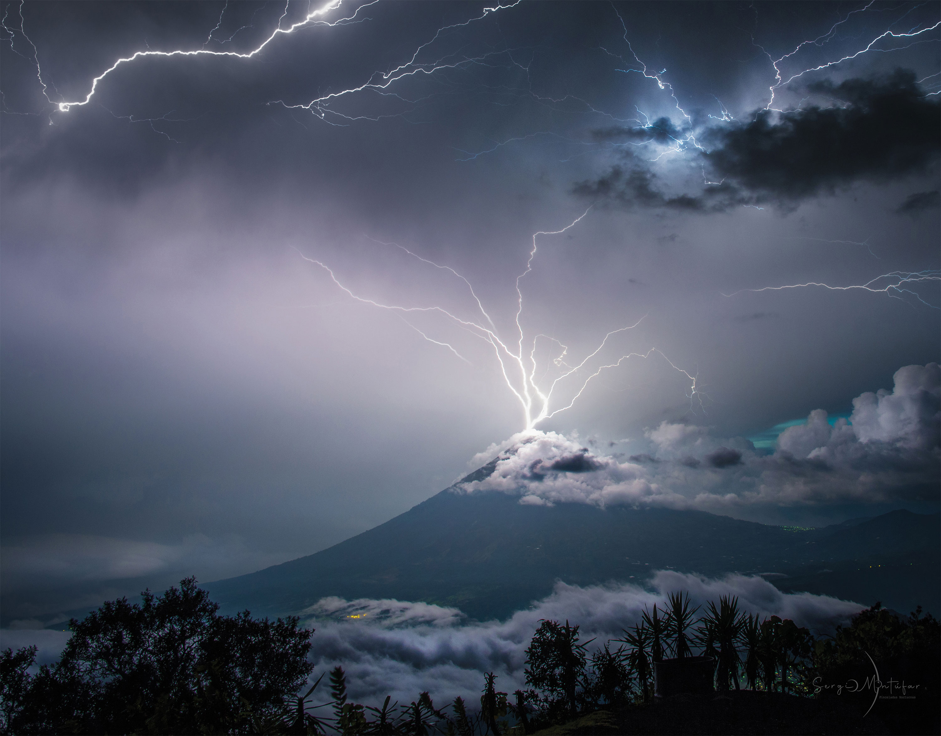 LightningVolcano_Montufar_3000.jpg