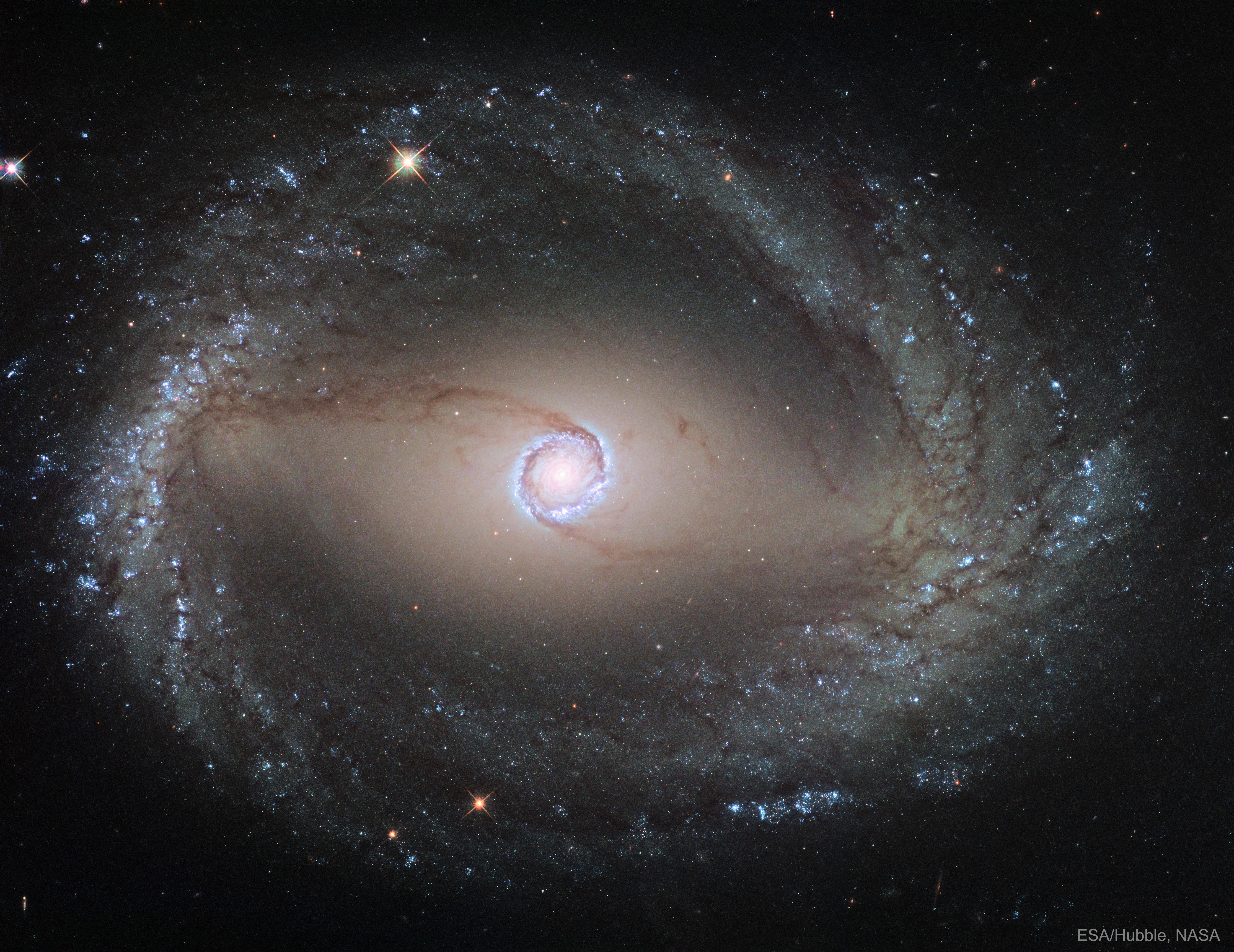 NGC1512inner_Hubble_5413.jpg