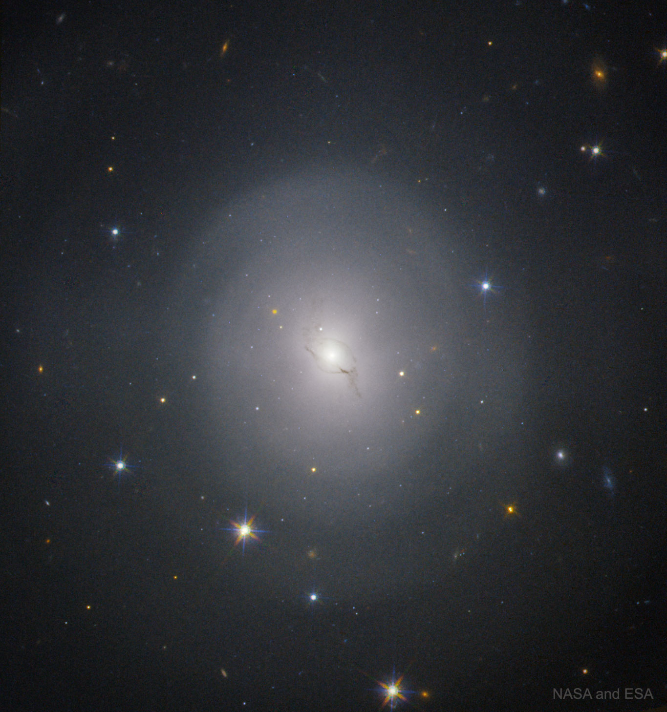 NGC4993_Hubble_1365 (1).jpg