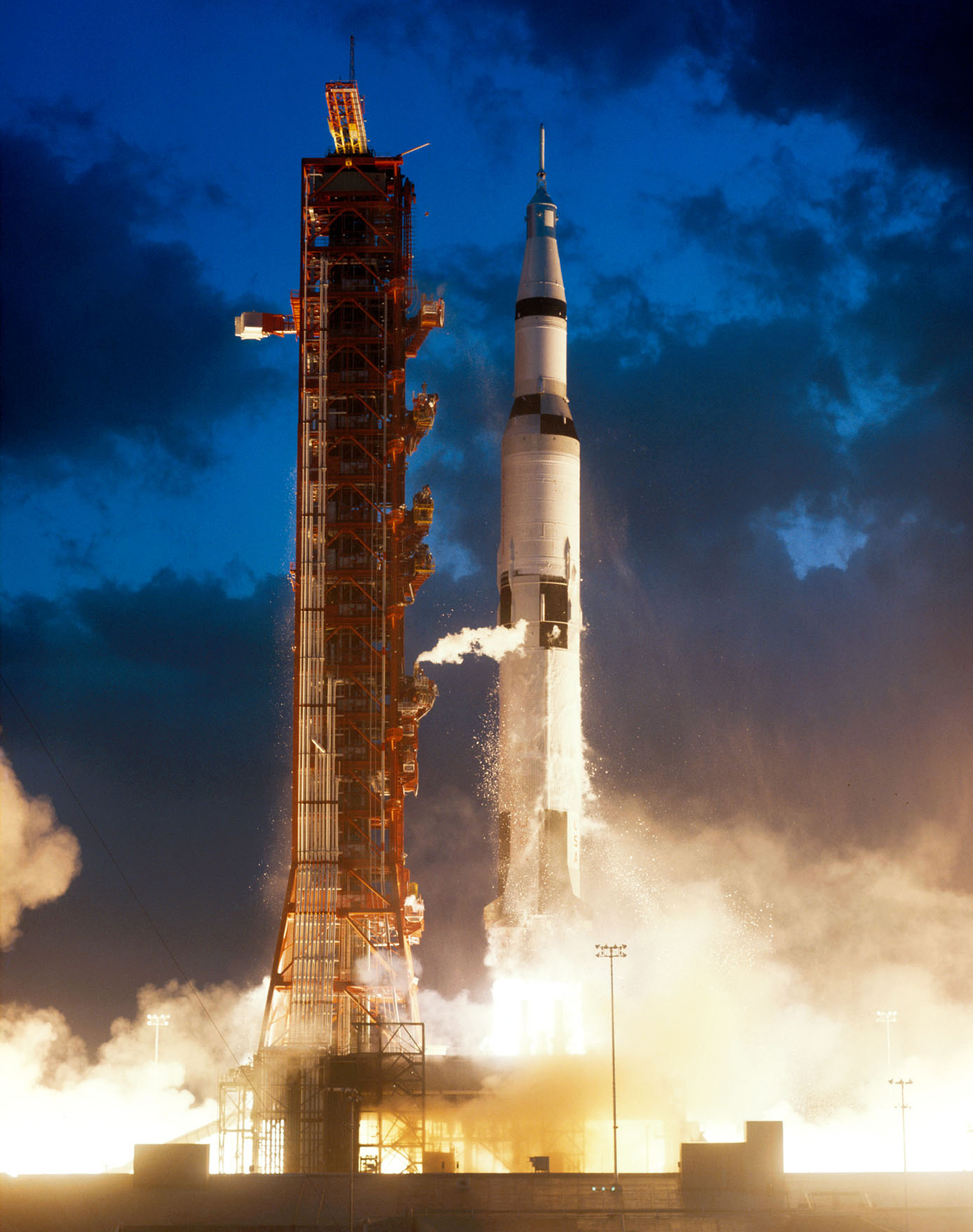 s67-50903_saturnVlaunch.jpg